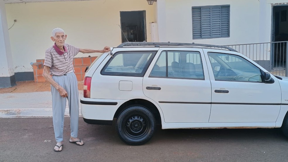 Antônio Quessada, com a Parati branca que dirigia ainda aos 108 anos, indo de um lado para outro e visitando obras da Prefeitura, em Pratânia (SP) — Foto: Lígia Quessada Corazza/Arquivo pessoal