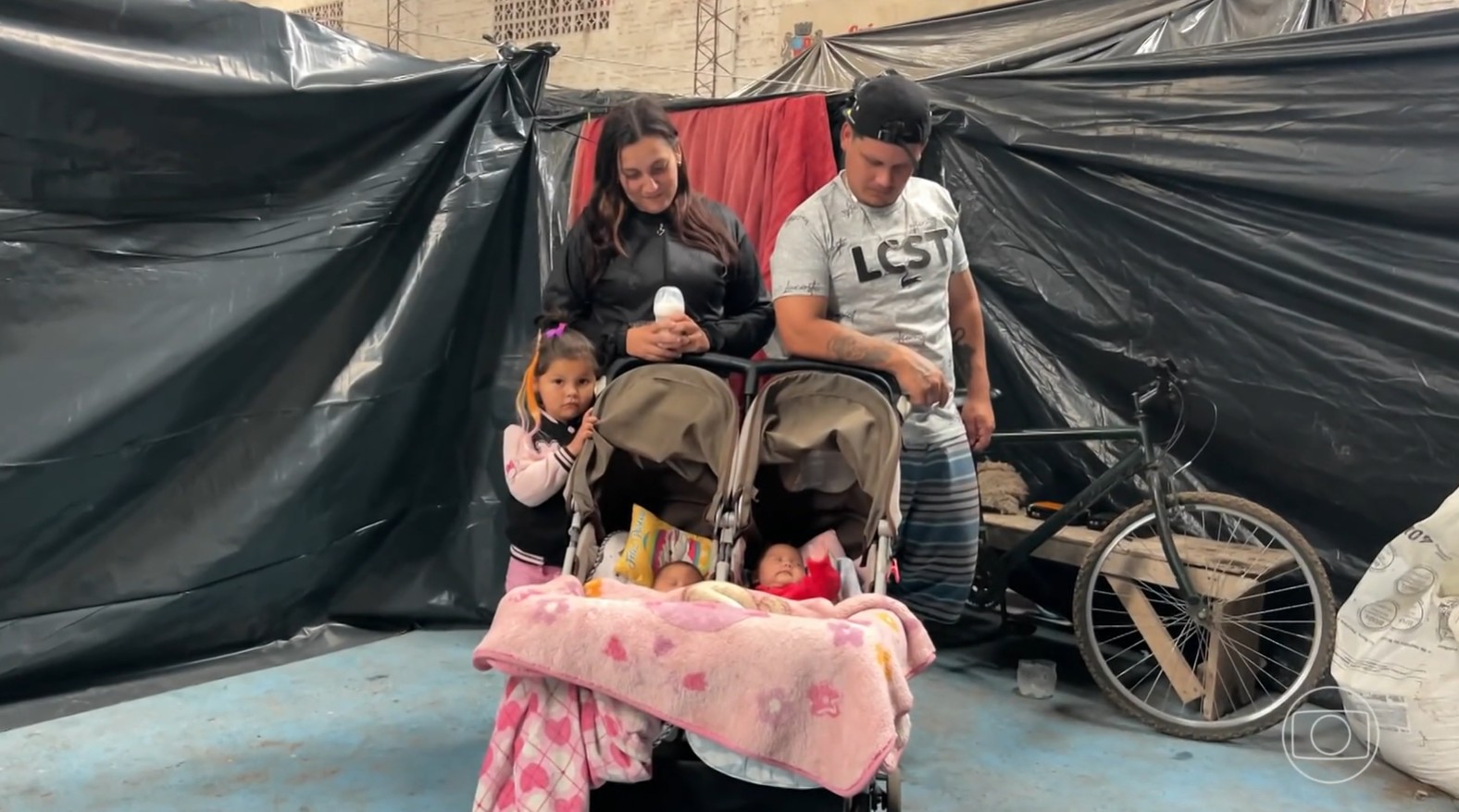 Barracas, cozinhas improvisadas e saudade de casa: a rotina de famílias atingidas pela cheia no RS