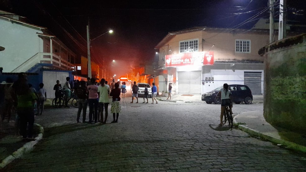 Moradores do Jardim Peró, em Cabo Frio, tocam fogo na rua por