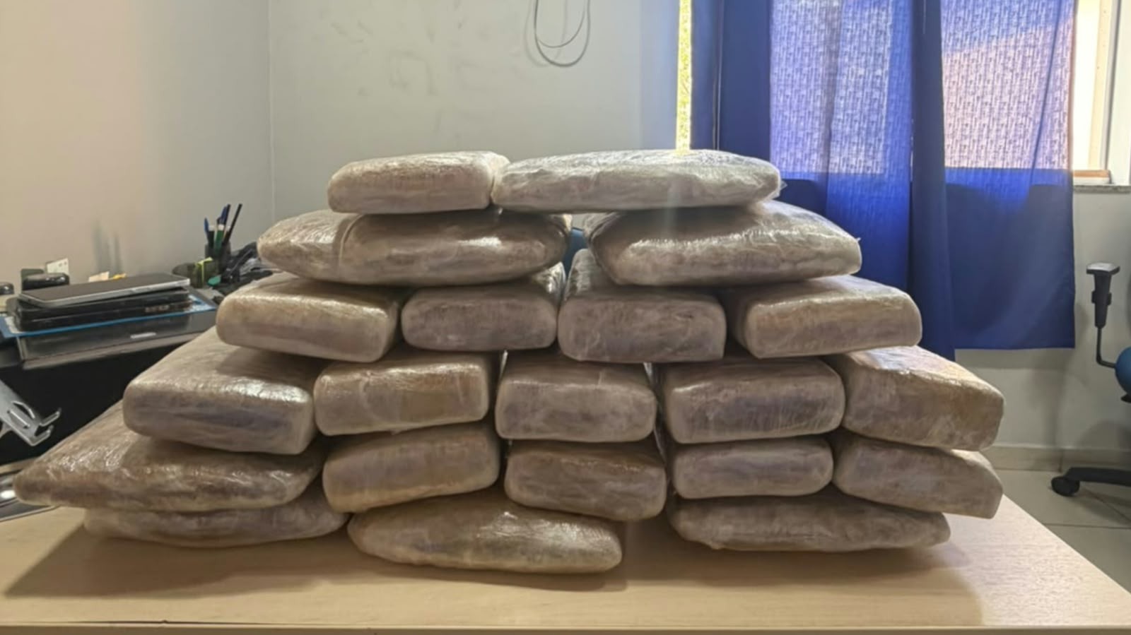 Homem preso com 21 tabletes de skunk em embarcação diz à autoridades policiais que receberia R$ 4 mil pelo transporte no Pará