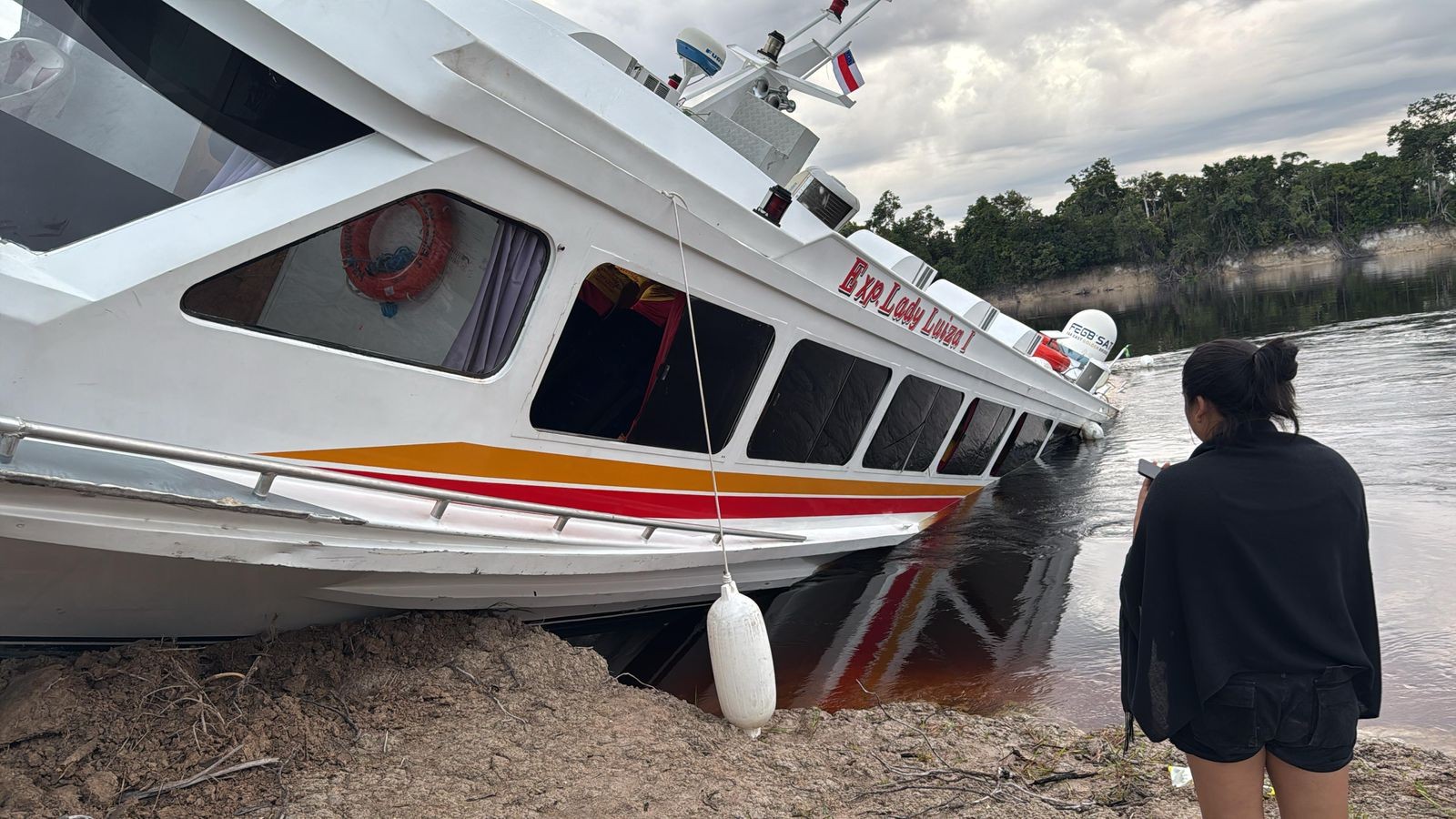 Lancha bate em barranco no Rio Negro e deixa passageiros à deriva no interior do Amazonas