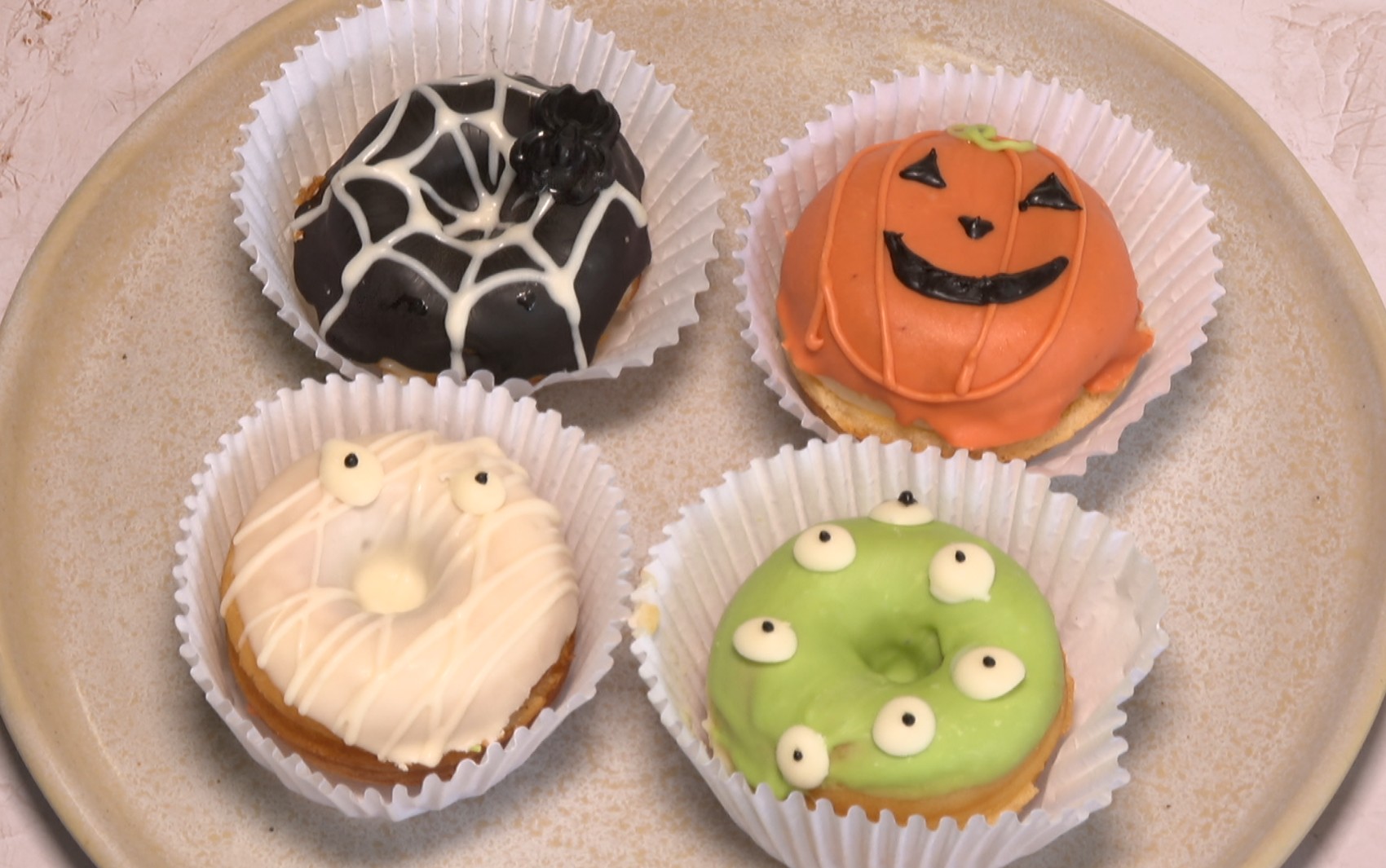 doces ganham versão 'Halloween' nas mãos de confeiteira — De donut de monstro a cookie de Frankenstein