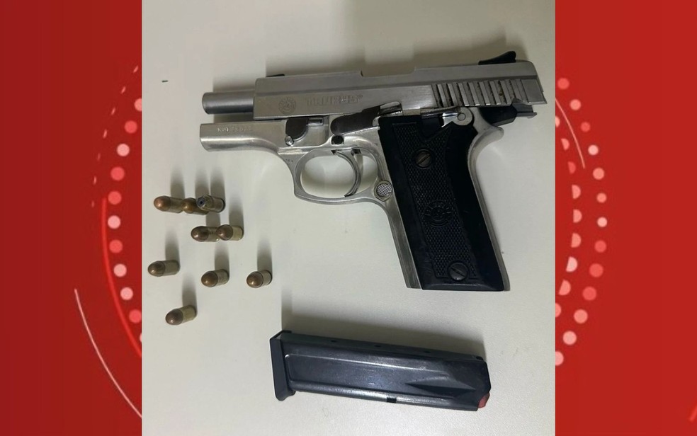Arma utilizada no crime foi apreendida e apresentada na delegacia. — Foto: Polícia Militar