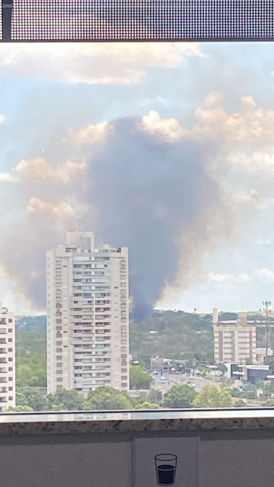 Incêndio atinge área verde ao lado de hospital em Cuiabá; veja vídeo 