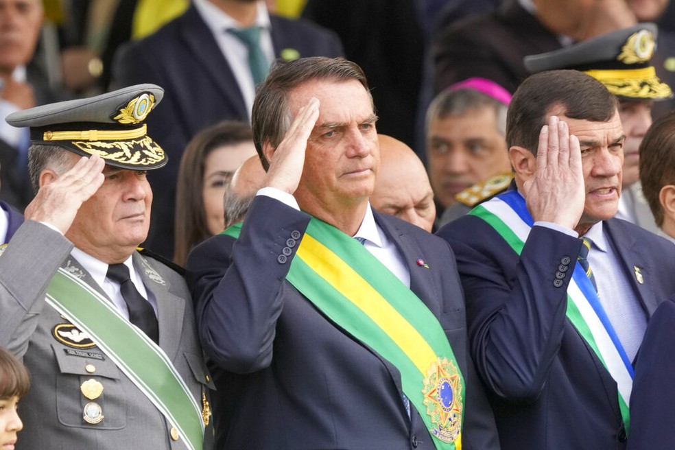 General Freire Gomes em cerimônia ao lado de Bolsonaro — Foto: Eraldo Peres/AP
