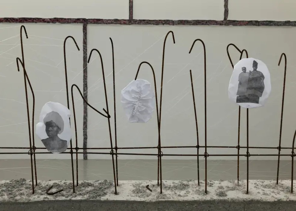 Em Aracnes, Paulino costura retratos de mulheres negras com fios que remetem a teias de aranhas — Foto: Rafa Jacinto / Fundação Bienal de São Paulo