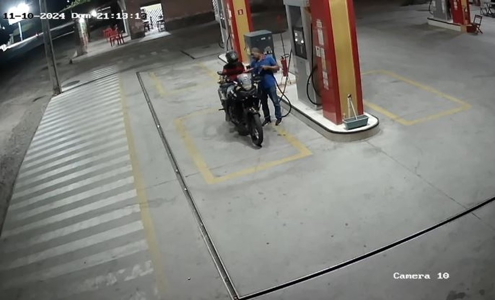 Suspeito de furtar moto da PM em Ipu abasteceu o veículo antes de fugir. — Foto: Reprodução