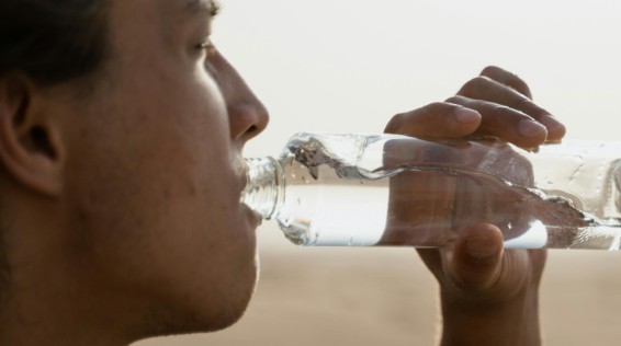 Por que oposição ao flúor na água está aumentando, apesar de redução em cáries