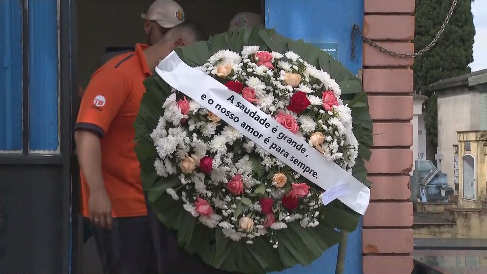 Enterro foi marcado pela indignação de familiares e amigos — Foto: Reprodução/TV Globo