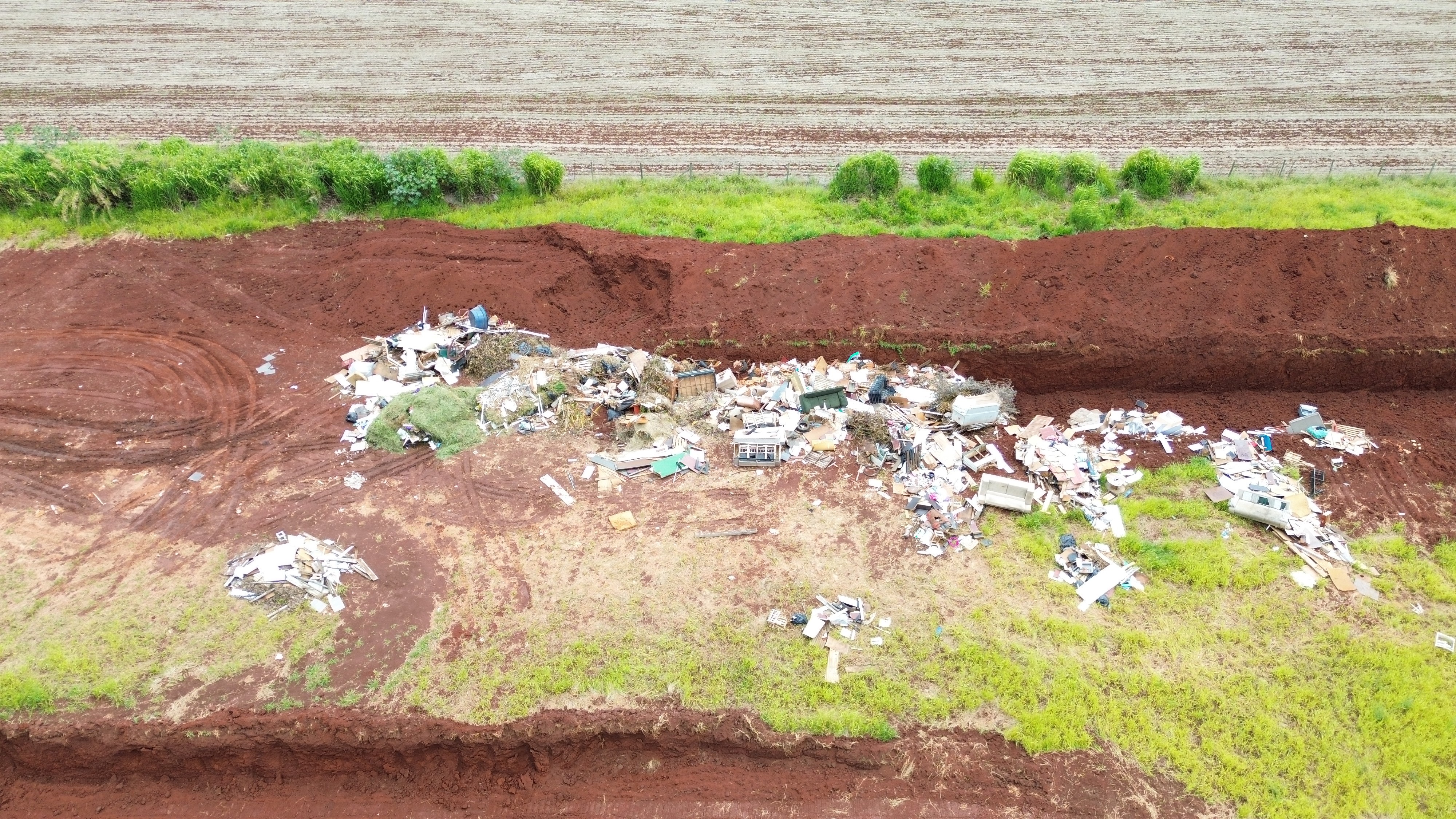 Prefeitura de Itararé é multada após Cetesb identificar 'lixão' irregular às margens de rodovia