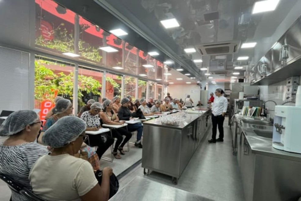 Carreta-escola oferece cursos gratuitos de gastronomia em Campo Grande. — Foto: Senac MS
