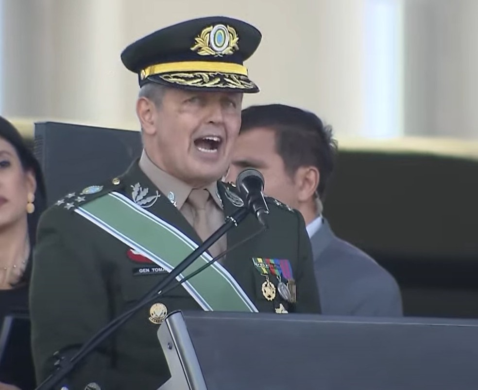 O comandante do Exército, general Tomás Paiva, durante discurso no Dia do Soldado no Quartel-General do Exército, em Brasília — Foto: Reprodução/CanalGov