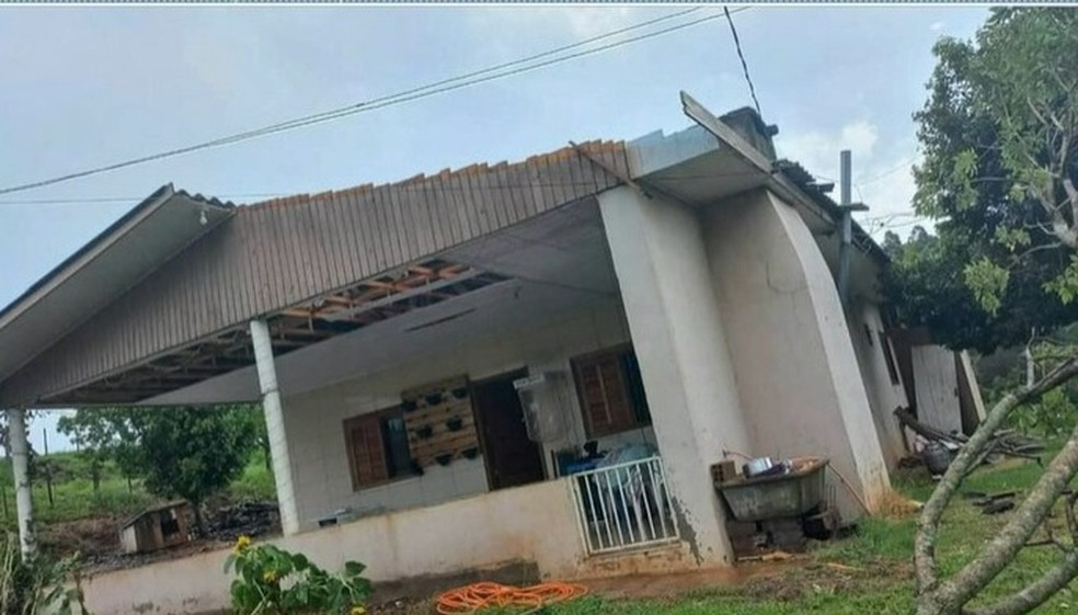Nova Erechim, no Oeste de SC, tem casas destruídas após vendaval — Foto: NSC TV/Reprodução