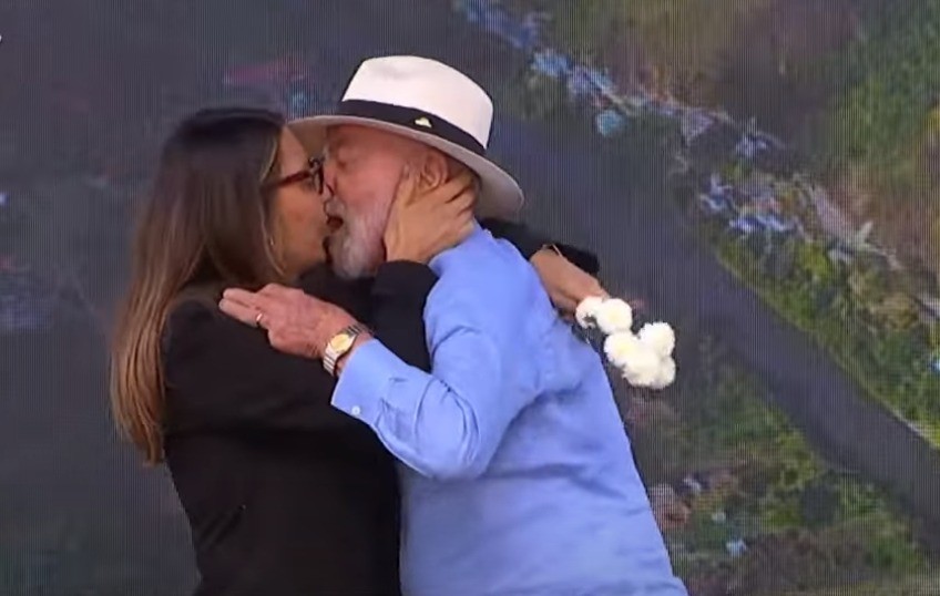 No dia dos namorados, Lula dá flores e beija Janja durante evento em Minas Gerais