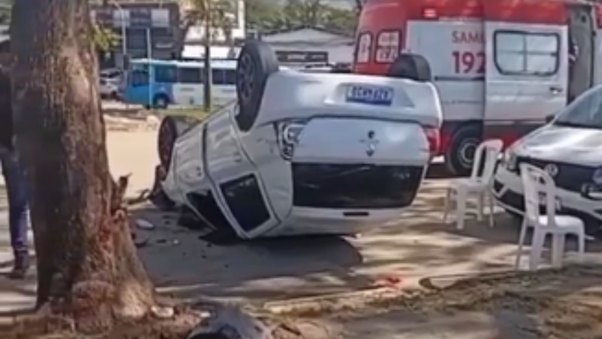 Mulher capota carro ao aprender a dirigir com marido em estacionamento na Serra