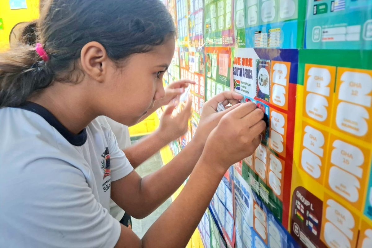 Escola cria álbum coletivo da Copa com figurinhas na parede: 'Tem gente que não tem dinheiro', diz aluno