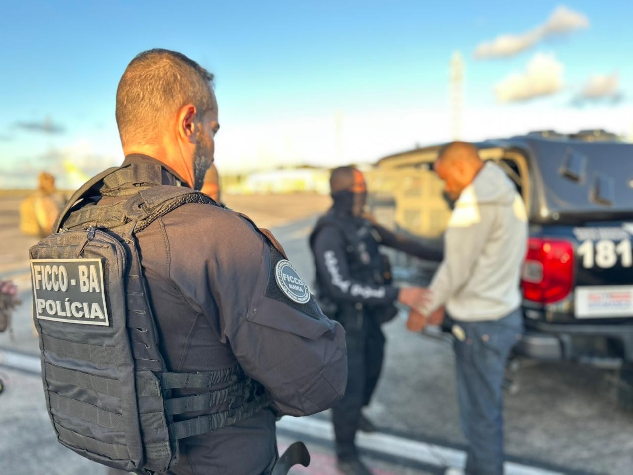 Homem apontado como chefe de facção e esposa presos na Bolívia são transferidos para a Bahia