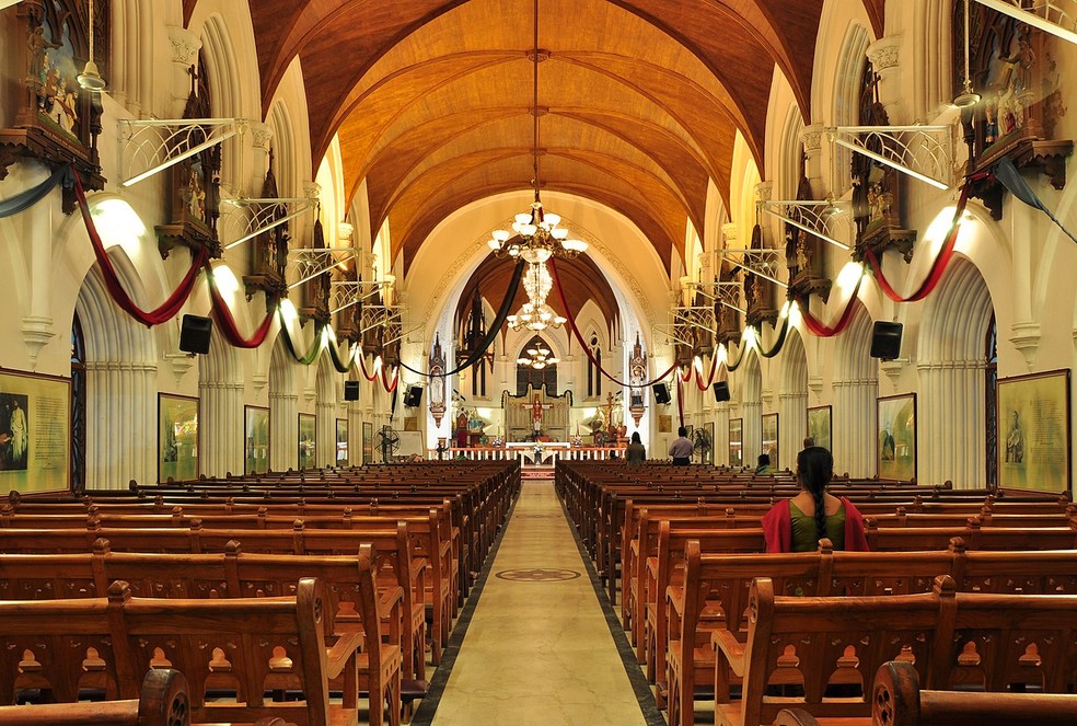 Interior da Catedral-Basílica de São Tomé Apóstolo, em Chennai, Índia — Foto: Reprodução / Joe Ravi