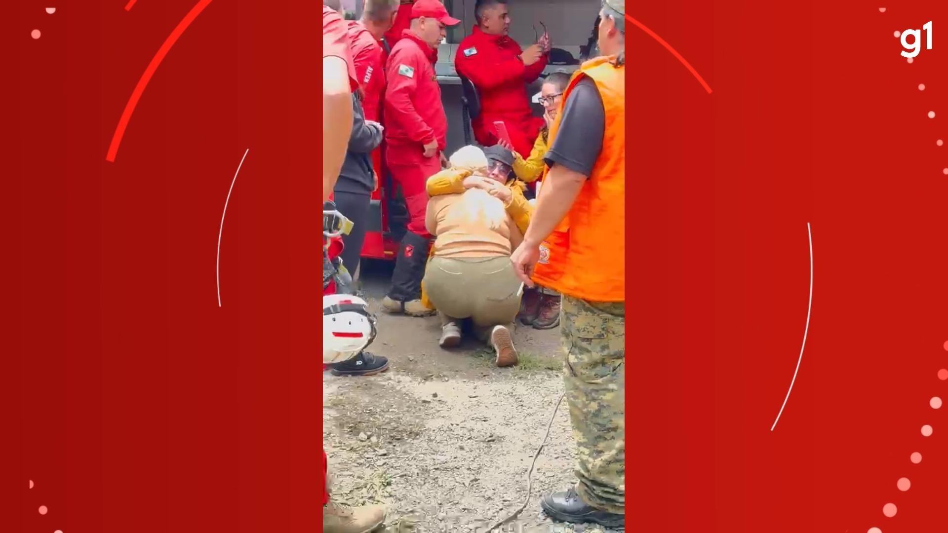 Vídeo: veja momento em que familiares de jovem desaparecido por 5 dias no Pico Paraná descobrem que ele está vivo
