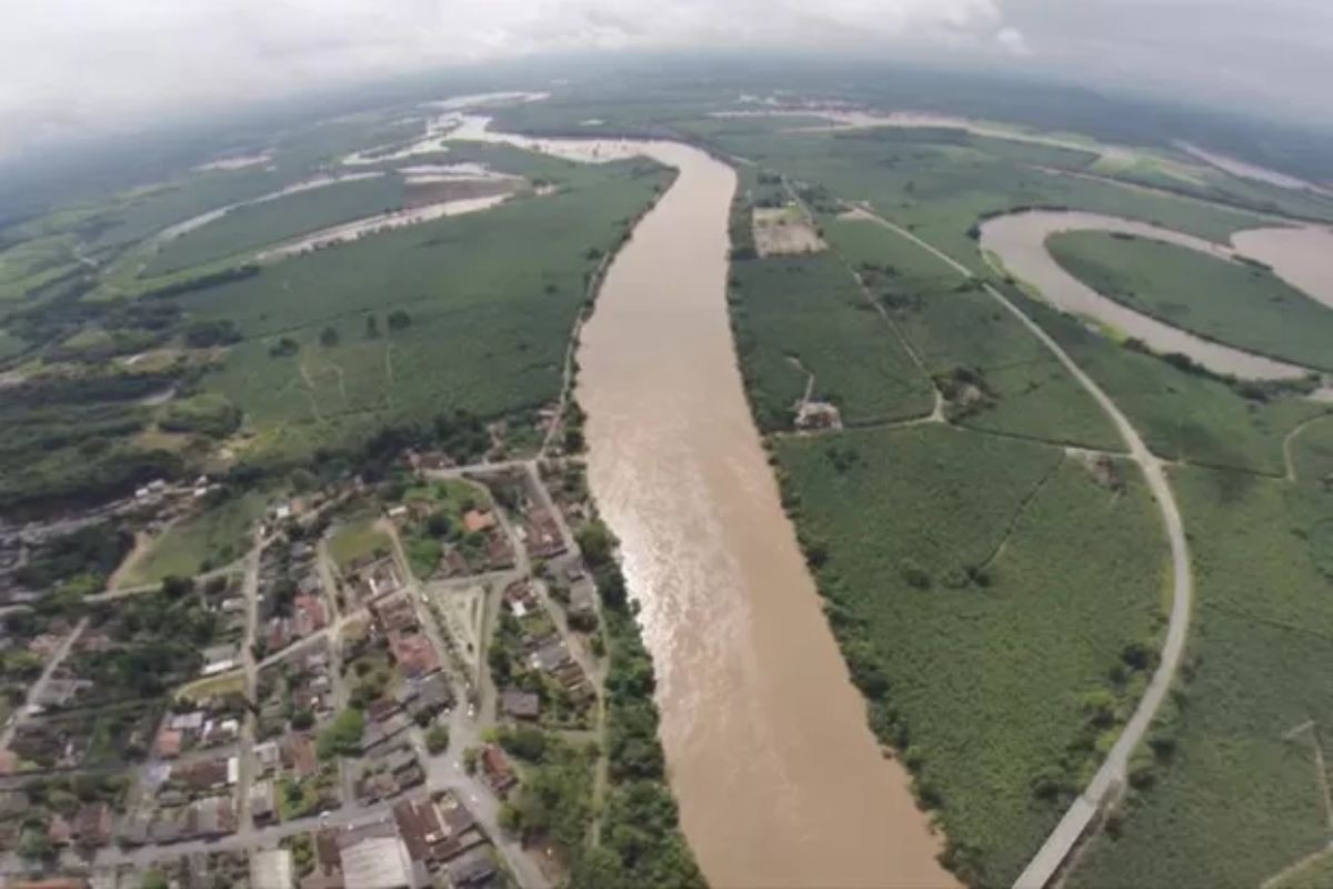Turista desaparece após ser arrastado por correnteza em rio no litoral de SP