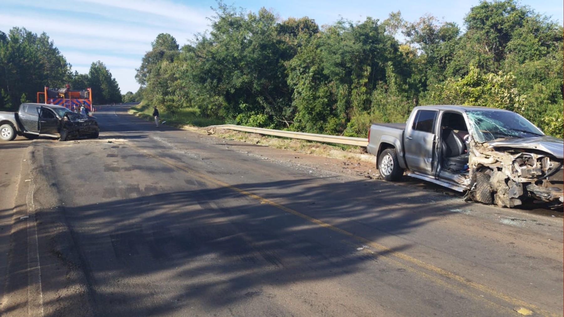Caminhonetes batem de frente em curva da BR-153 e três pessoas ficam feridas, no Paraná