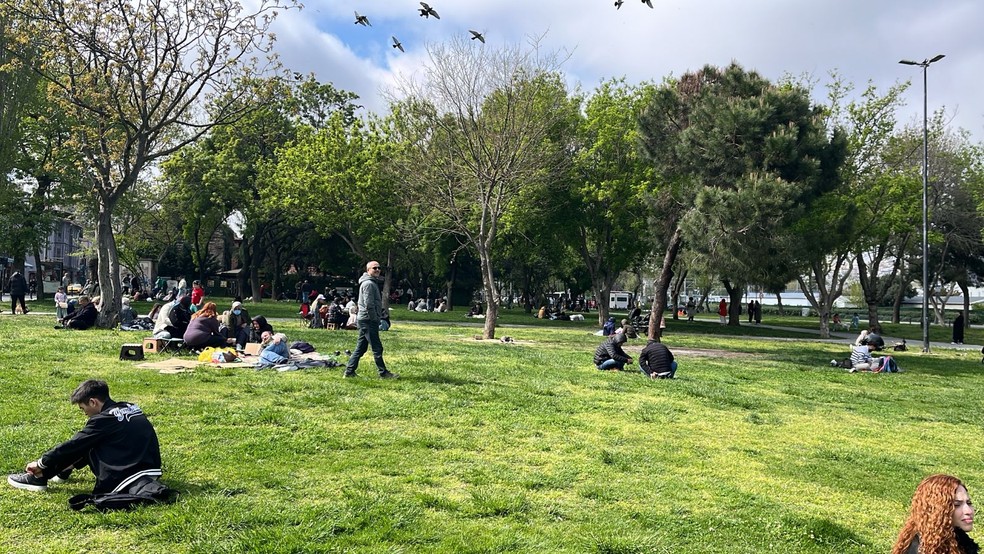 Pessoas procuram parques e locais descampados para se proteger de acidentes após terremotos em Istambul — Foto: Maria Luiz Lyra/Cedida