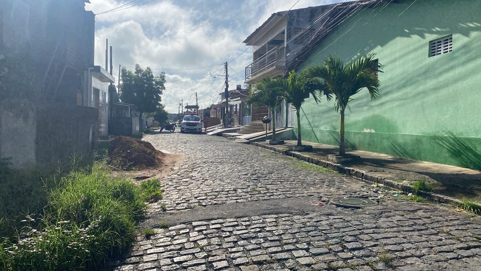 Tiros foi dados em rua da Comunidade do Onze, em Santa Rita — Foto: Antônio Vieira/TV Cabo Branco