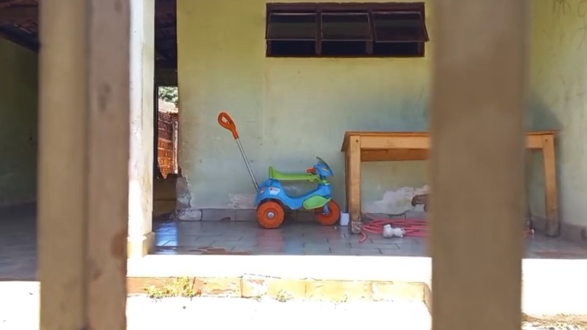 Menino de 3 anos pede ajuda no portão de casa e policiais descobrem gás vazando e mãe dormindo fora