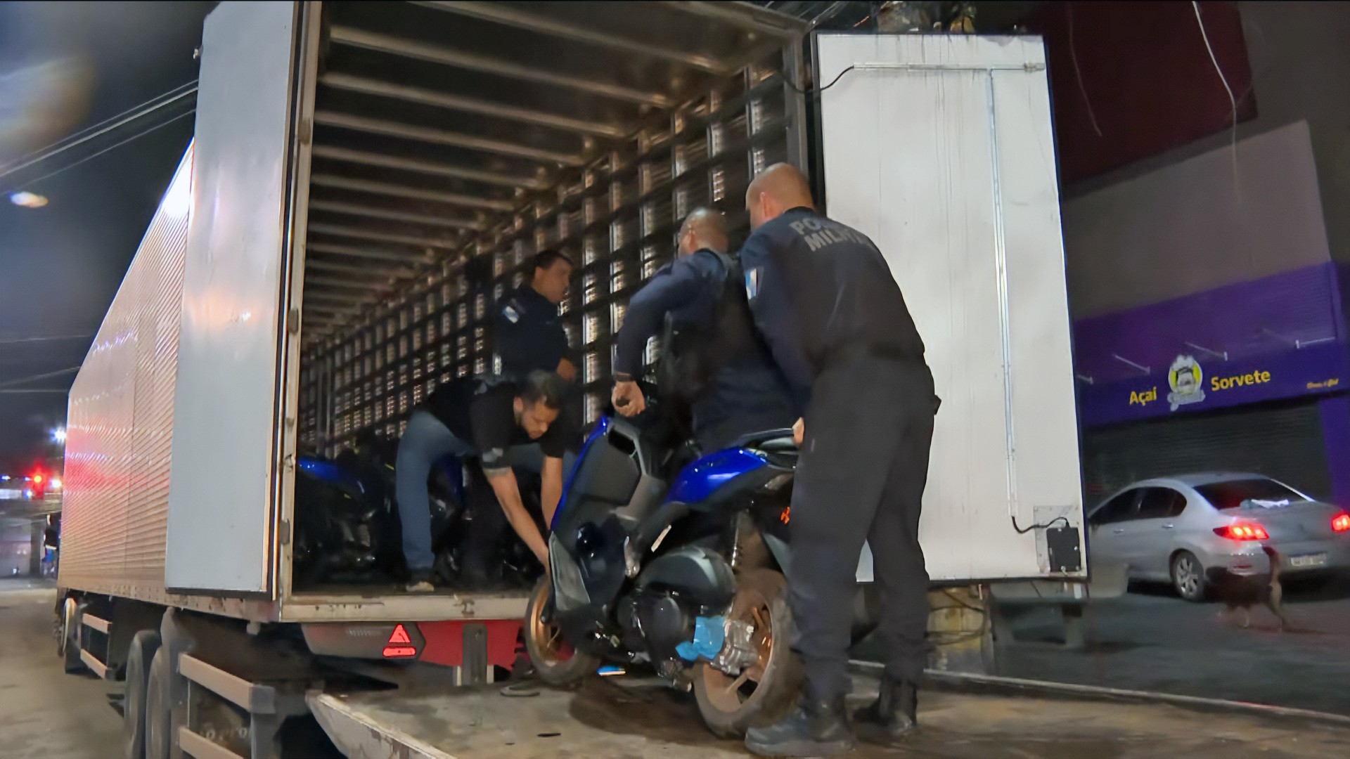 Carreta com 47 motos é roubada na Via Dutra; motorista é levado para a Pedreira e feito refém