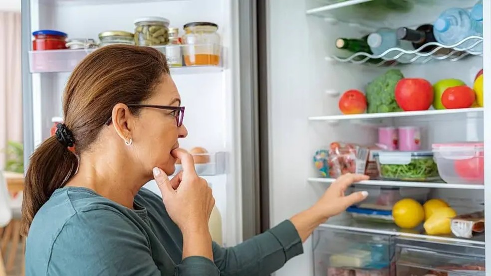 Quando você abre a porta e fica pensando, você deixa ar quente entrar e atrapalha a refrigeração dos alimentos — Foto: Getty Images via BBC