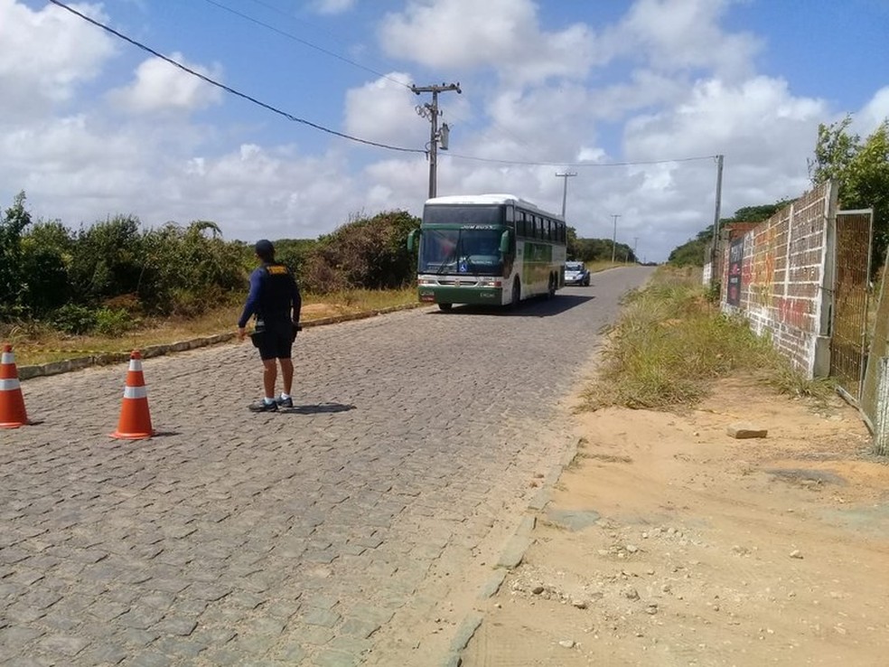 Prefeitura do Conde começa a cobrar tarifa de estacionamento para ônibus e  vans nas praias, Paraíba