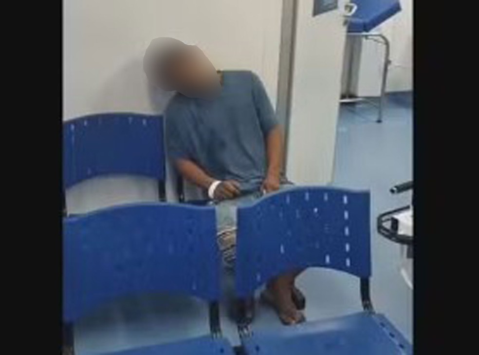 Paciente já desacordado enquanto aguardava atendimento na UPA — Foto: Reprodução