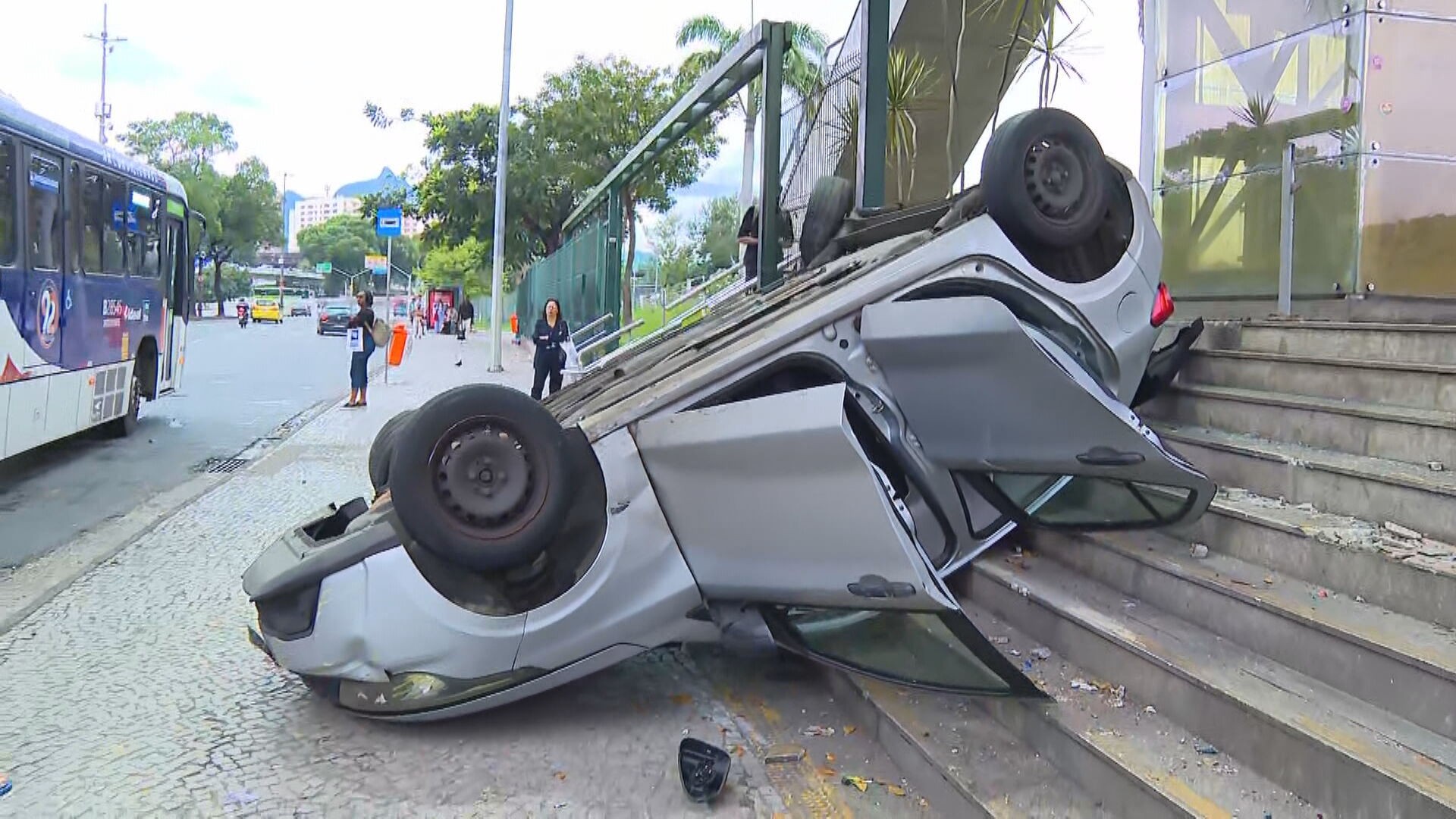Carro capota e vai parar em escadaria de acesso ao metrô na Cidade Nova