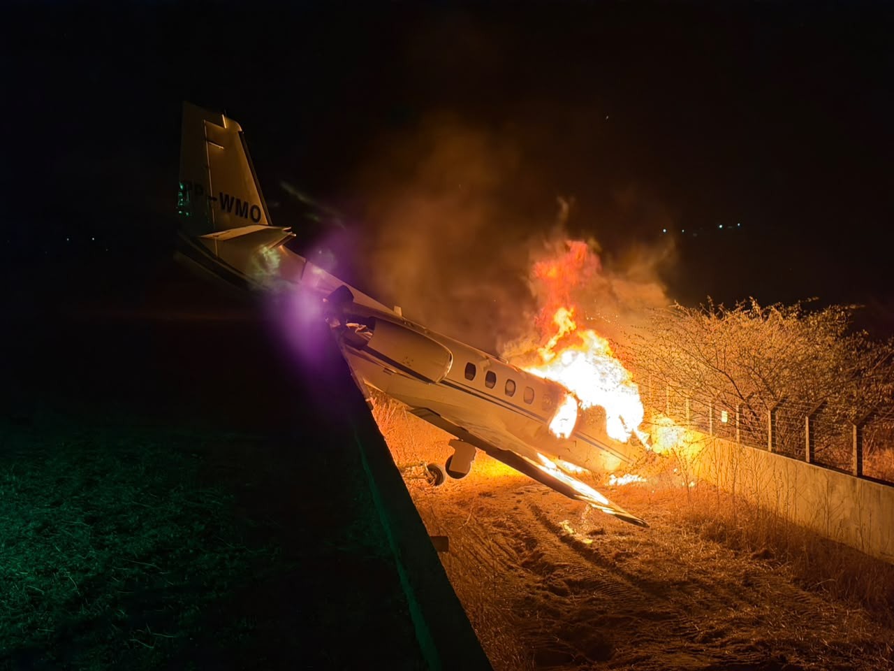 Avião com cantor Rey Vaqueiro pega fogo após sair da pista em pouso no interior do RN