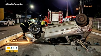 Pessoa fica ferida após carro capotar em Gurupi