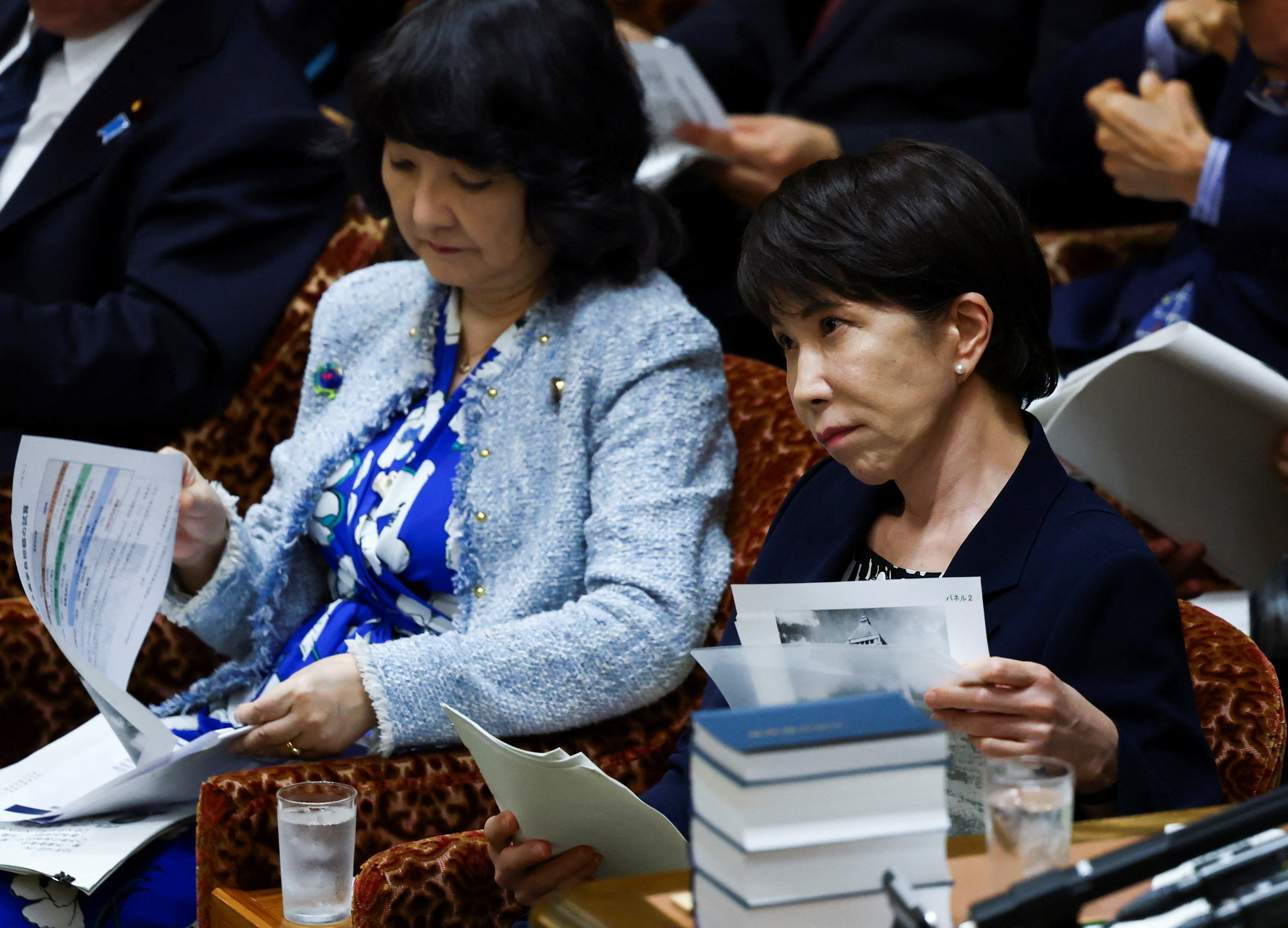 Premiê do Japão é criticada após dizer que maquiagem e tarefas domésticas a afastam do Parlamento