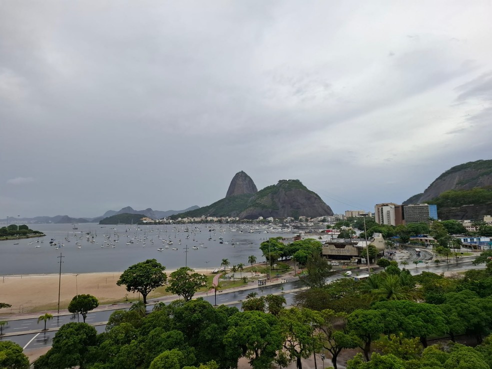 Chuva forte atinge o Rio na manhã deste sábado (8) — Foto: Cristina Boeckel / g1