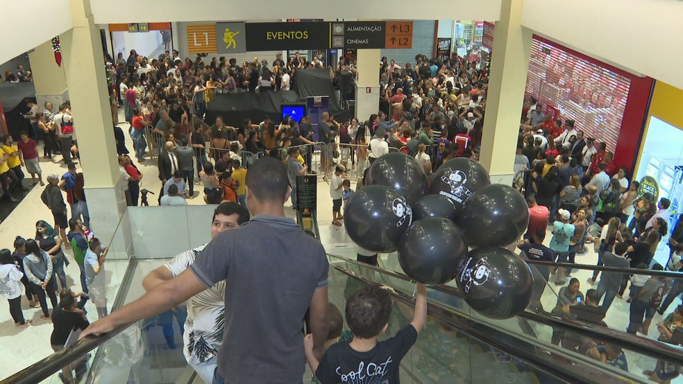 Black Friday consumidores passam madrugada na fila em busca de