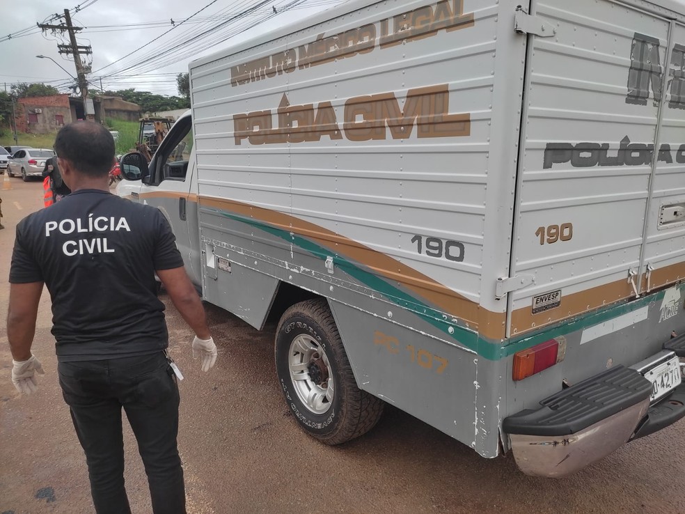 De Epitaciolândia, o corpo do jovem foi transportado até o IML da capital — Foto: Asscom/Prefeitura de Brasiléia