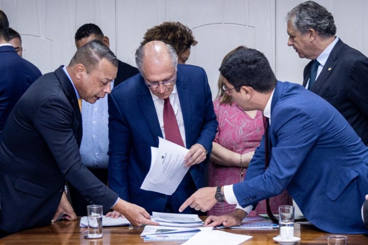 Alckmin anuncia R$ 2 bilhões para a indústria química em meio à crise no Polo Industrial de Cubatão