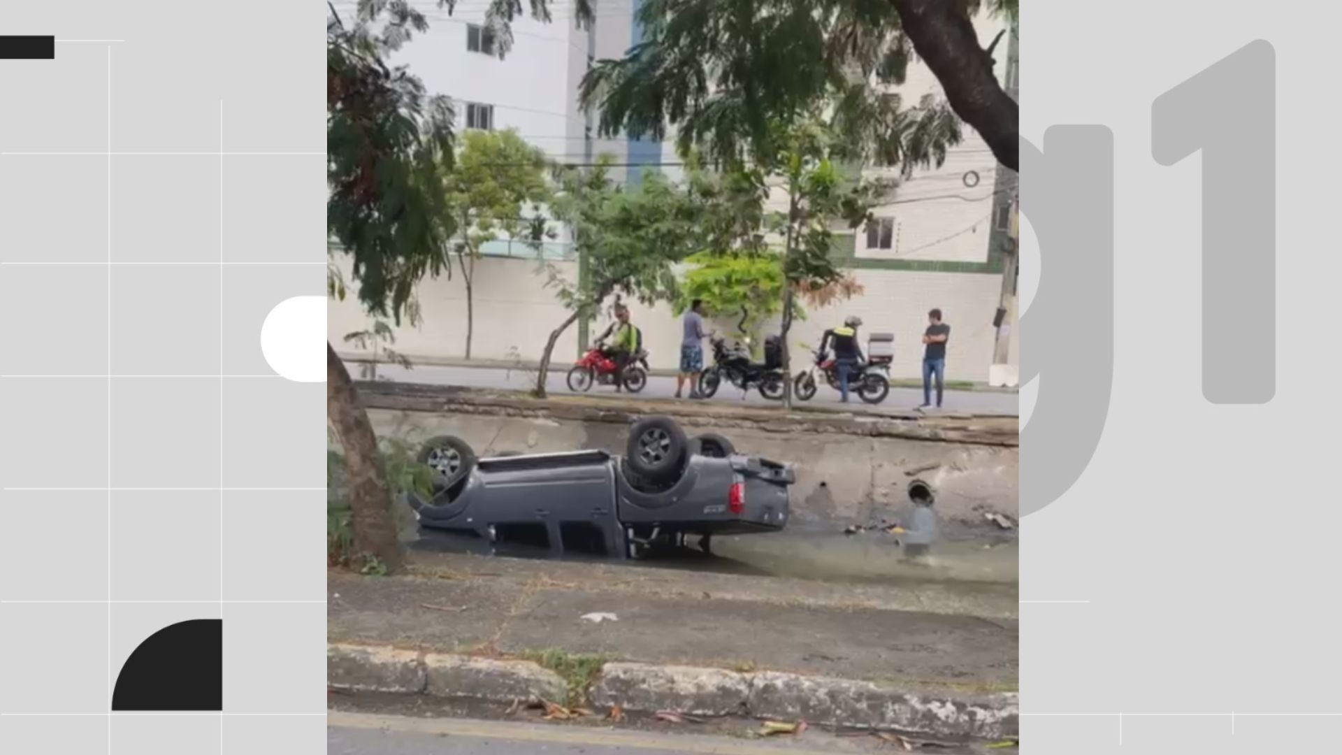 Carro cai e capota dentro de canal no Recife; VÍDEO