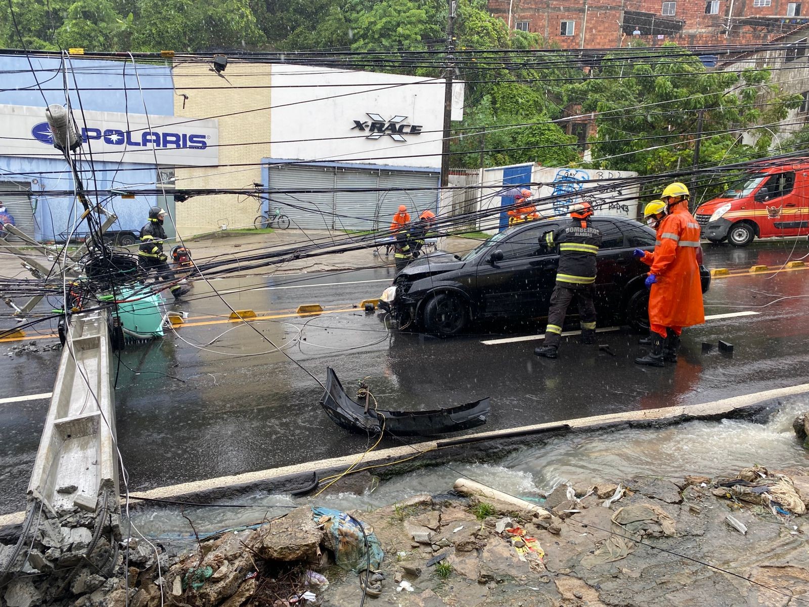 Motorista fica ferido após colidir contra poste na Av. Leste-Oeste, em Maceió