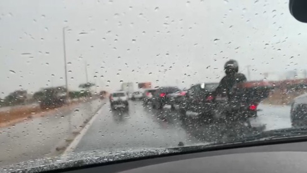 Chuva e céu nublado, nesta quinta-feira (18), em Brasília — Foto: TV Globo/Reprodução