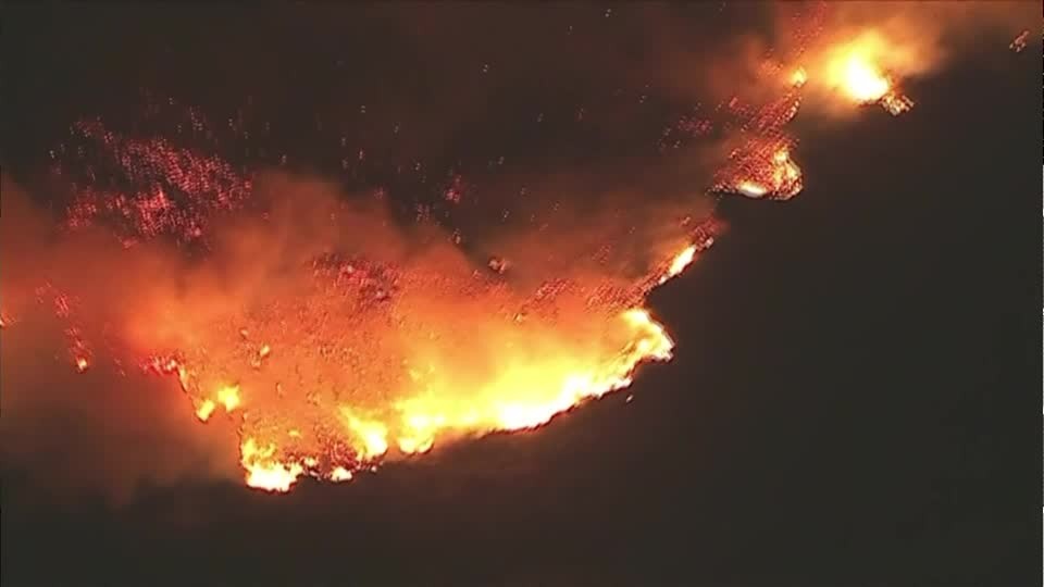 Incêndio florestal na Califórnia avança rápido e força evacuações perto de Malibu; VÍDEO