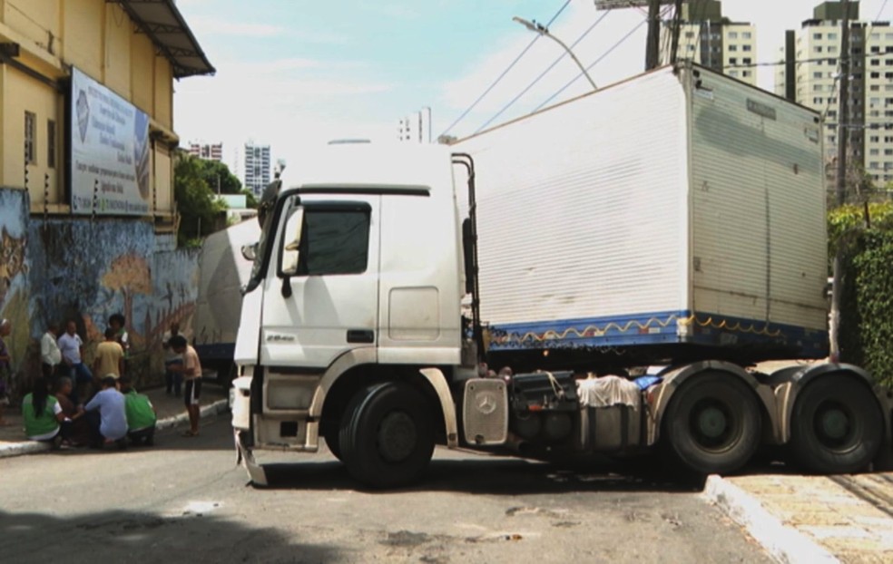 Motorista não conseguiu fazer manobra e pneu estourou em via do bairro dos Barris, em Salvador — Foto: Reprodução/TV Bahia
