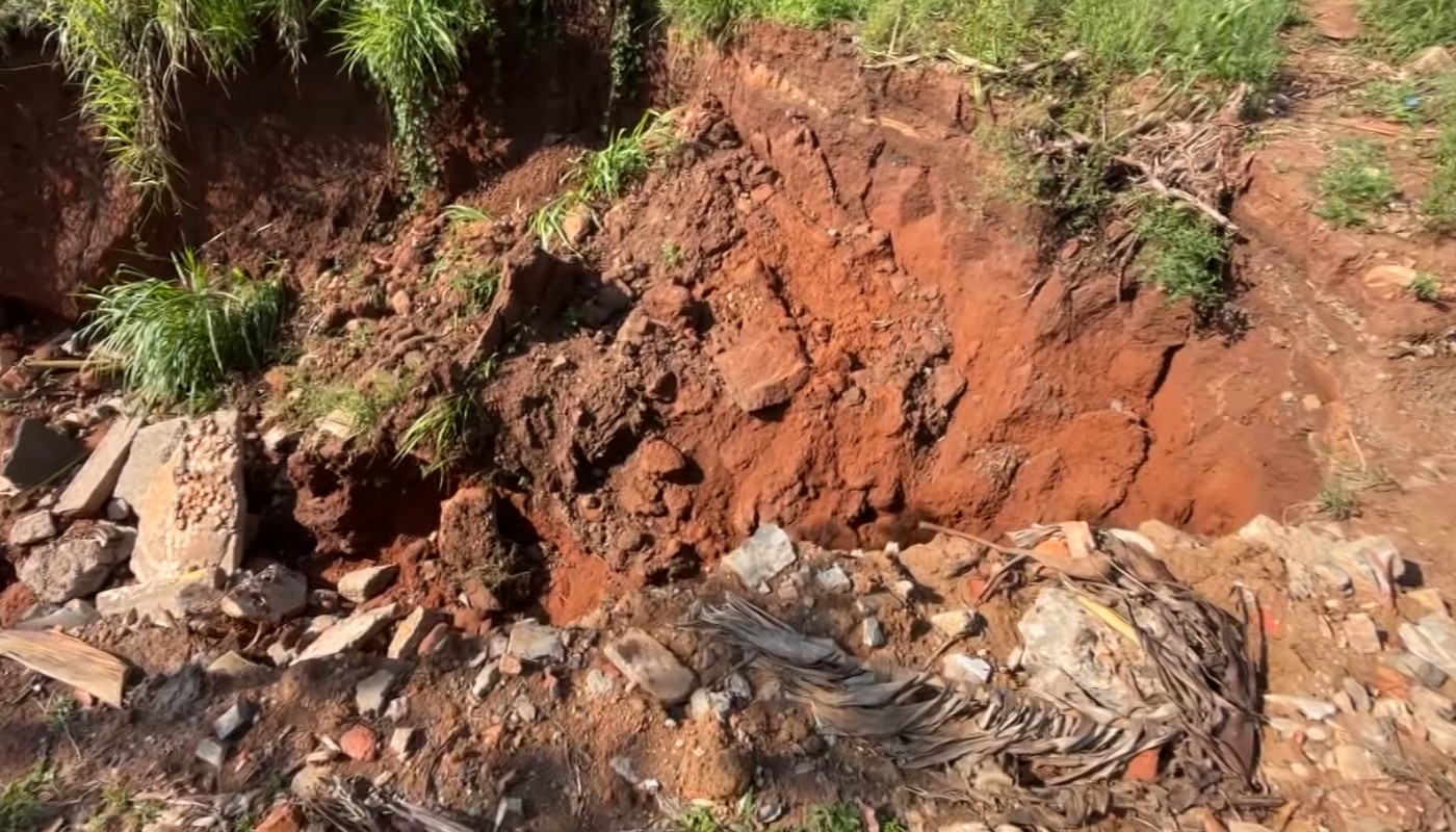 Cratera após chuvas ameaça casas e assusta moradores em Rio das Pedras: 'Bem preocupados'