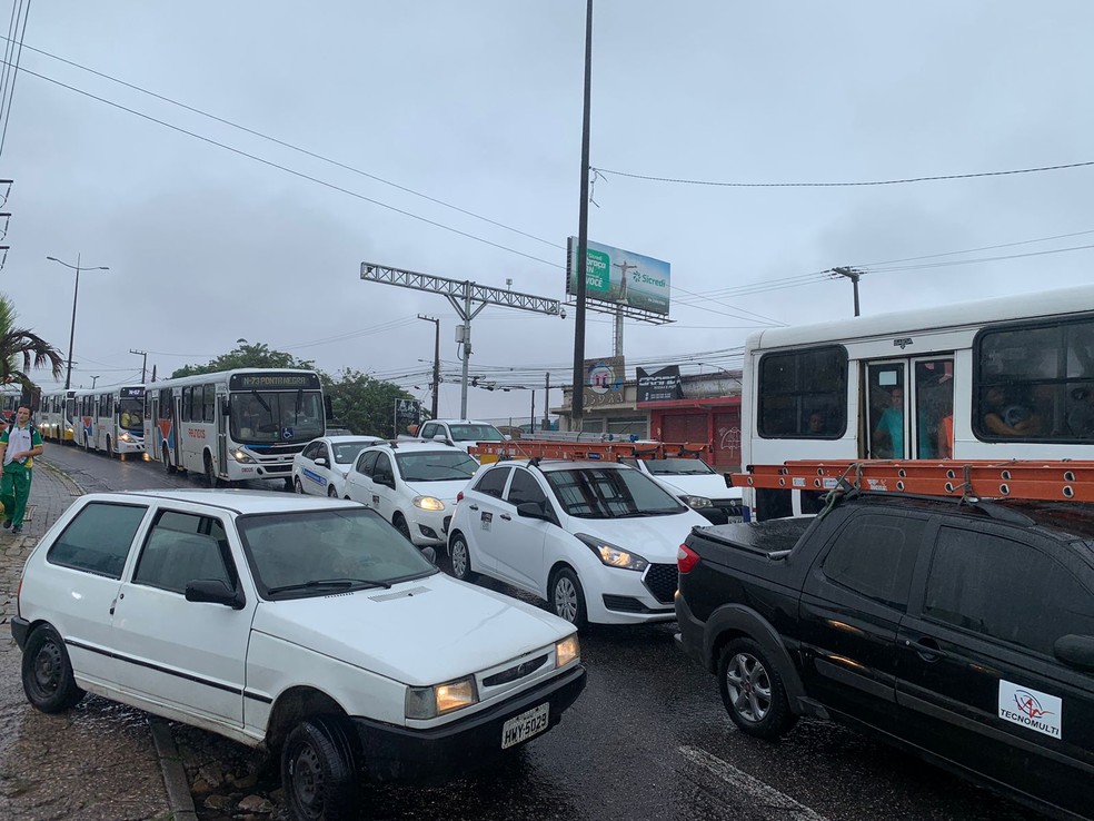 Congestionamento no acesso à Ponte de Igapó, em Natal, na manhã desta sexta (9) — Foto: Gustavo Brendo/Inter TV Cabugi