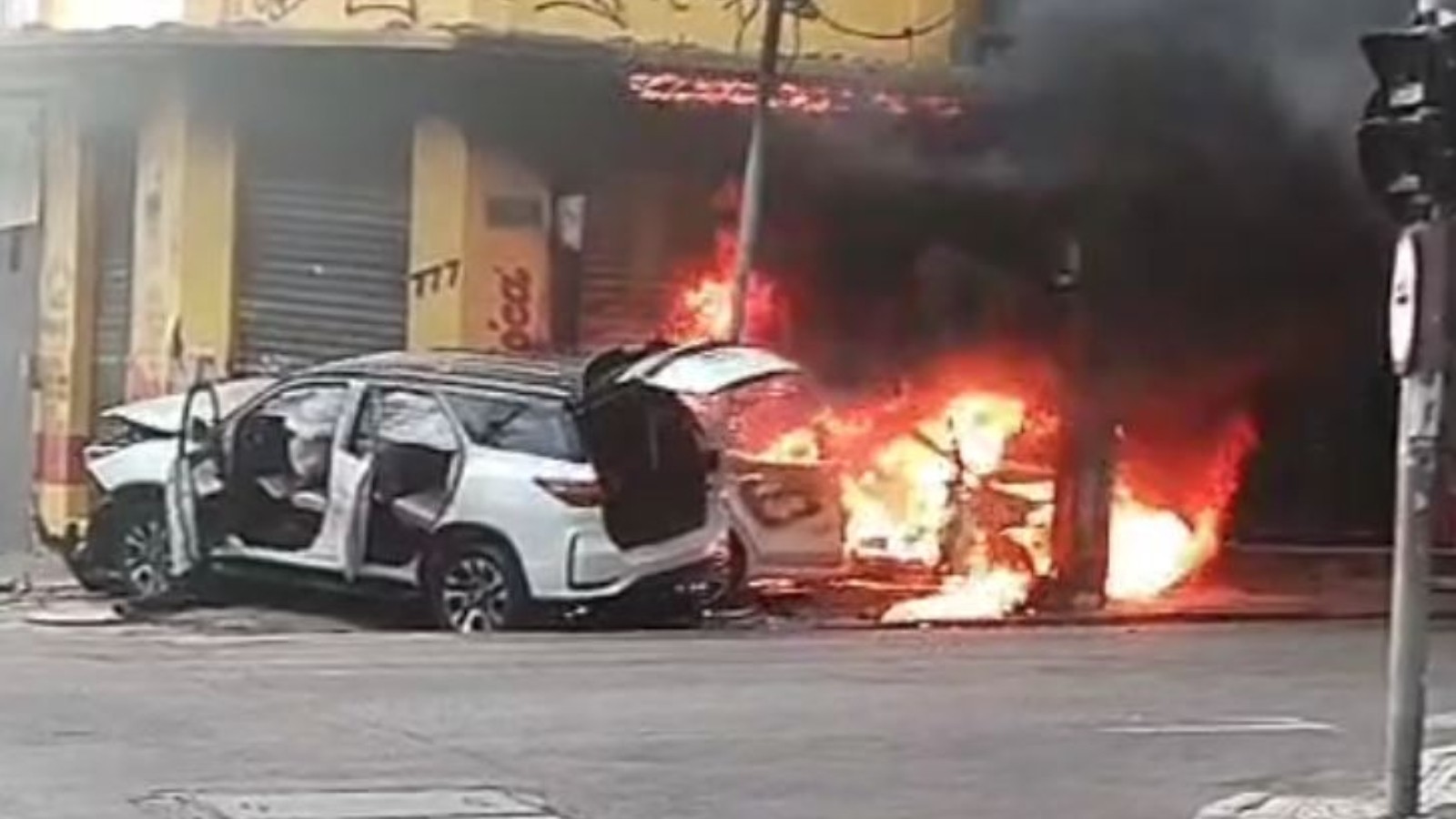 Colisão entre veículos deixa três feridos e carro carbonizado em Fortaleza