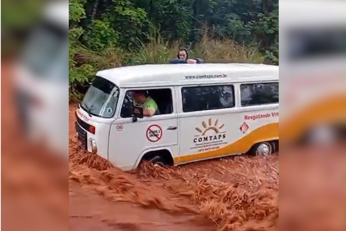 Enxurrada deixa pessoas presas em Kombi durante temporal em Campo Grande