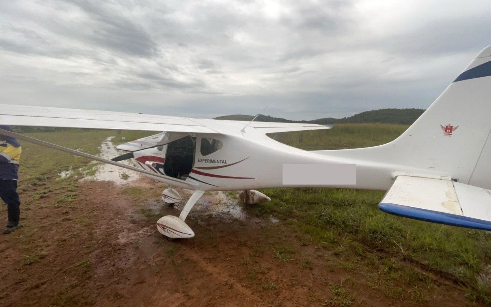 Avião de pequeno porte faz pouso de emergência em gramado de empresa em Poços de Caldas, MG